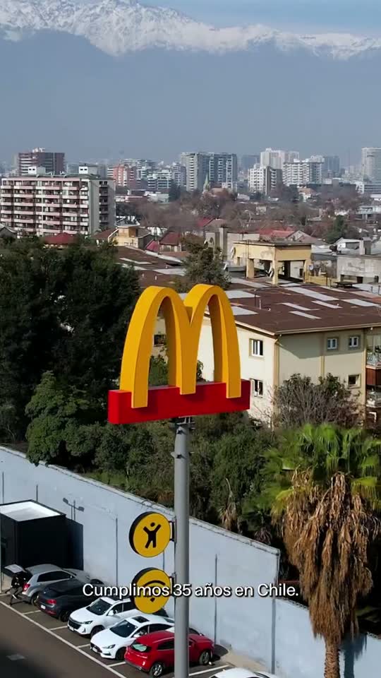 Local de McDonald's con la cordillera de fondo