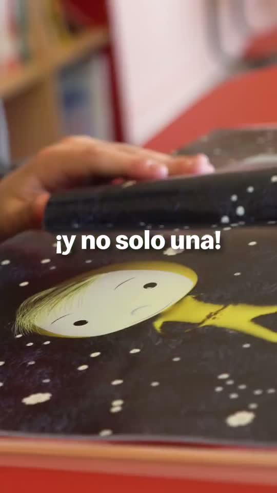 Niños con libros en una Biblioteca Mágica