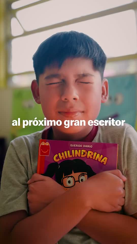 Niña leyendo en una Biblioteca Mágica