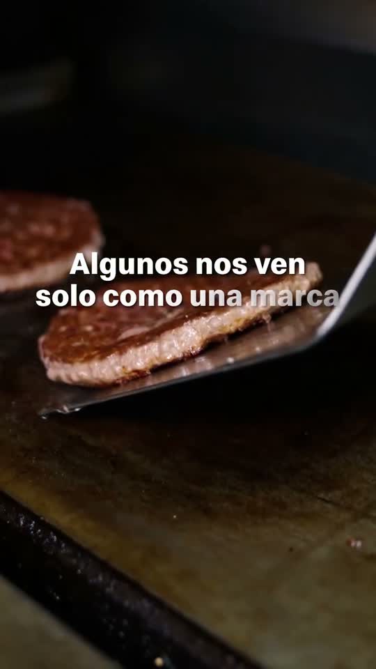 Crew de McDonald's trabajando en cocina